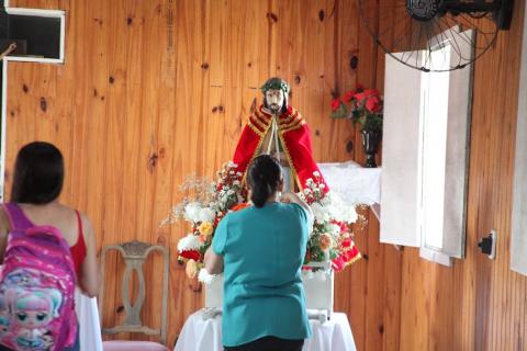 Fiéis visitam capela. #pratodosverem