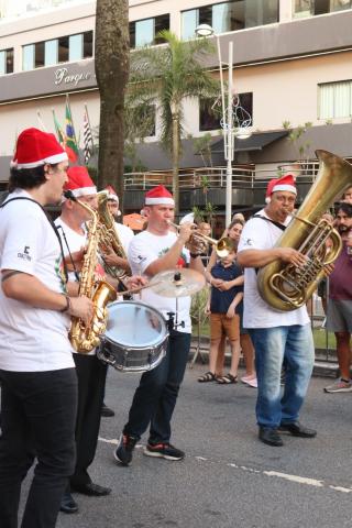 Músicos se apresentam na avenida no início do evento. #paratodosverem