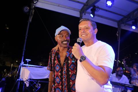 Prefeito Rogério Santos e cover de Stevie Wonder. #paratodosverem