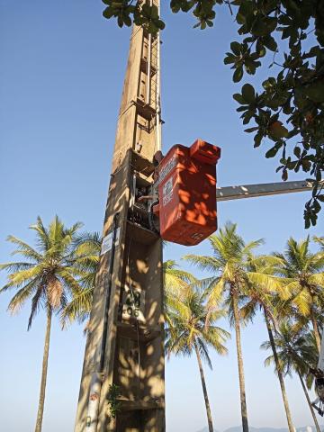 Trabalho em torre de iluminação #paratodosverem