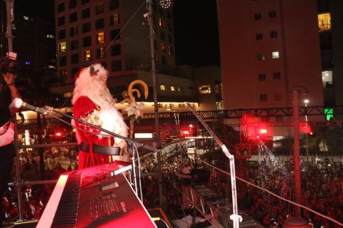 Papai Noel no palco do evento. #paratodosverem