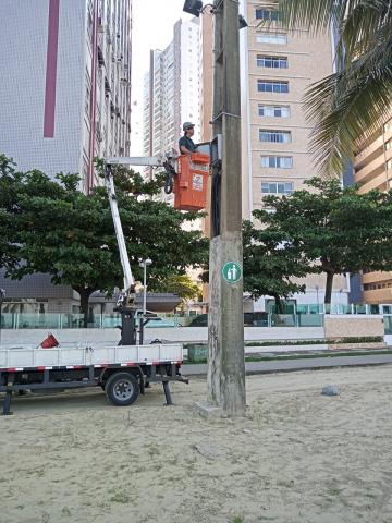 Trabalho em torre de iluminação #paratodosverem