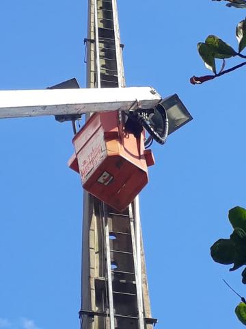 Trabalho em torre de iluminação #paratodosverem