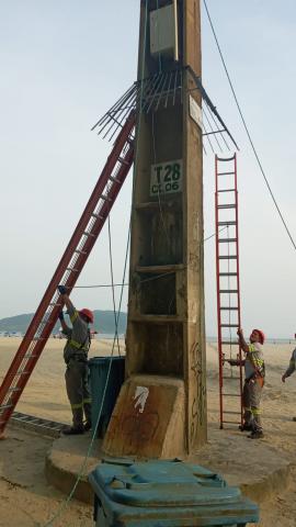 Trabalho em torre de iluminação #paratodosverem