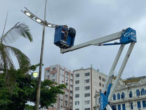 serviço é realizado no poste de iluminação #paratodosverem