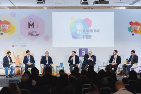 Mesa-redonda com gestores públicos discute o tema do Urbanismo. #paratodosverem