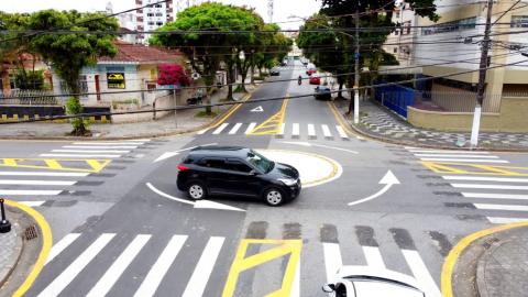 Carro passando por rotatória #paratodosverem