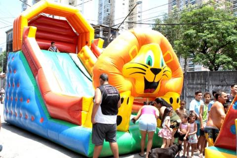 brinquedos infláveis com criança #paratodosverem