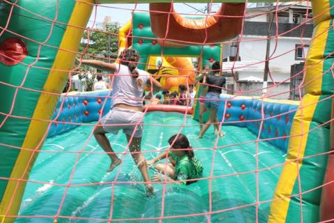 crianças brincando #paratodosverem
