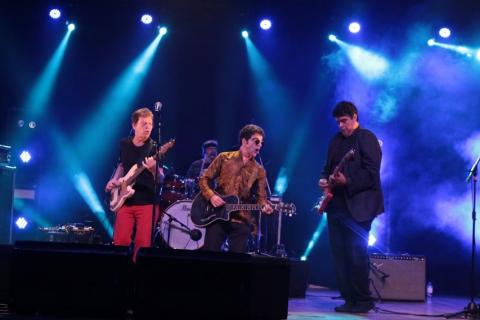 3 músicos se apresentando no palco #paratodosverem