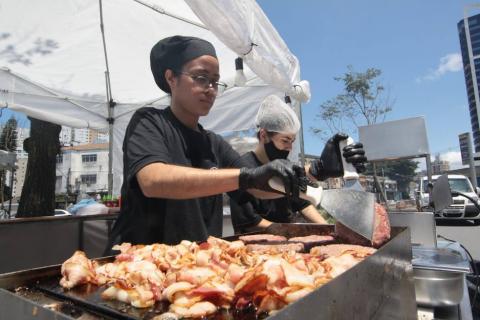 mulher prepara alimentos #paratodosverem