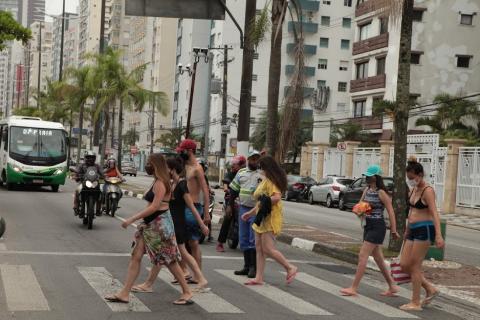 agente sinaliza enquanto pedestres atravessam #paratodosverem