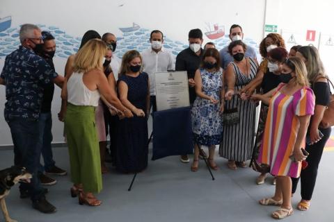 autoridades descerrando placa de inauguração da escola #paratodosverem