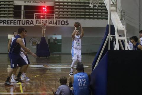 jogador faz arremesso e outros observam #paratodosverem