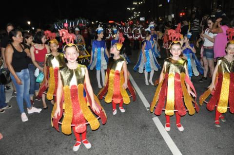 meninas estão vestidas com fantasia com cores de natal. #paratodosverem 