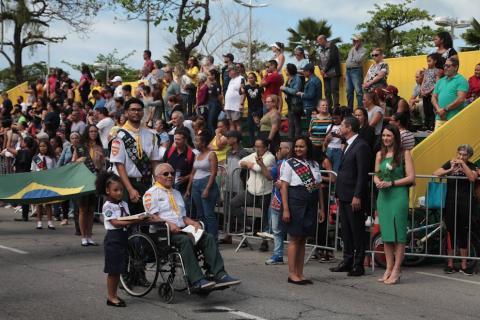 cadeirante desfilando #paratodosverem 