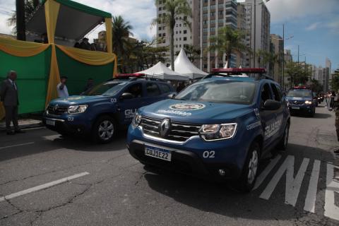 viaturas da guarda municipal desfilam #paratodosverem 