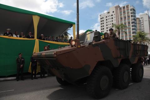 blindado passa no desfile #paratodosverem 