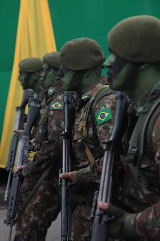 soldados camuflados desfilam #paratodosverem 