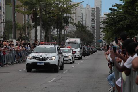 viaturas da pm desfilam #paratodosverem 