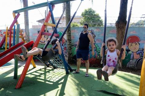 crianças no playground #paratodosverem