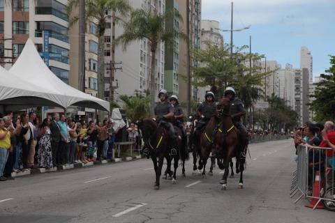 homens de cavalaria desfliam #paratodosverem 