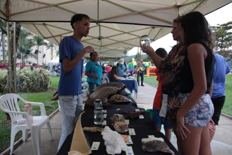 mulheres olham animais taxidermizados #paratodosverem 