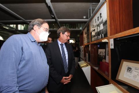 ministro e pessoa ao lado olhando exposição no museu #paratodosverem