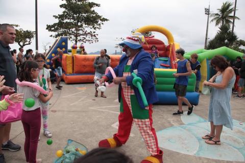 palhaço anima crianças em parque #paratodosverem 