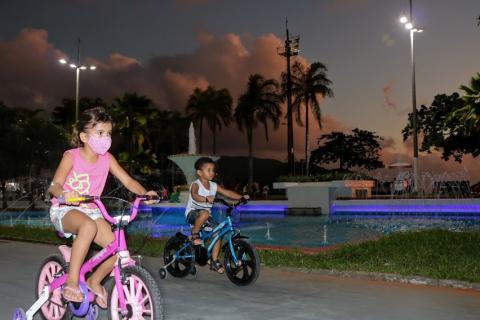 crianças de bicicleta na fonte do sapo #paratodosverem