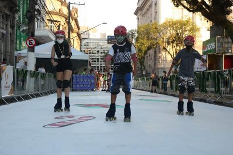 meninas na pista de patinação #paratodosverem