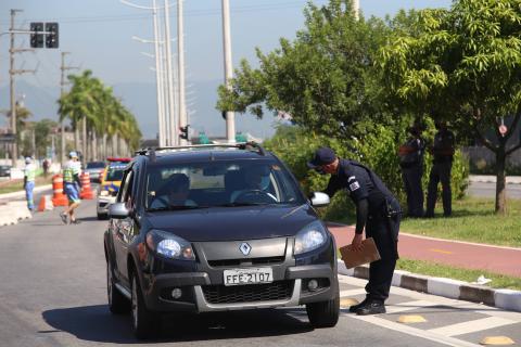 guarda abaixa para falar com  motorista em carro #paratodosverem