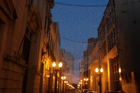 iluminação especial na rua #paratodosverem