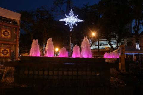 fonte iluminada na praça #paratodosverem