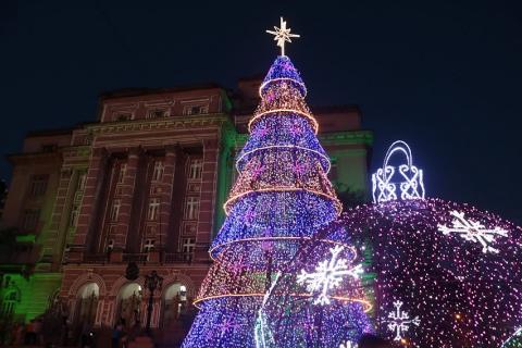 árvore de natal iluminada na praça #paratodosverem