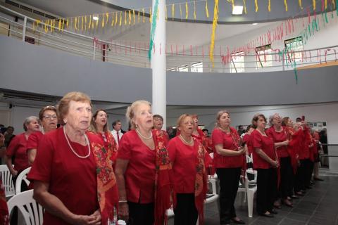 mulheres  cantando em coral #paratodosverem 