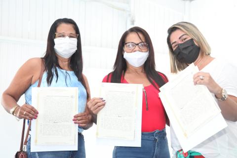 três mulheres mostram escrituras #paratodosverem