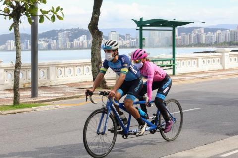 ciclista treinando com companheiro na frente da bicicleta dupla #paratodosverem 