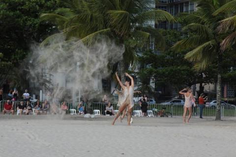 dançarinas se apresentando na areia #paratodosverem