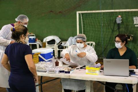 mulher espera na vila para ser imunizada #paratodosverem