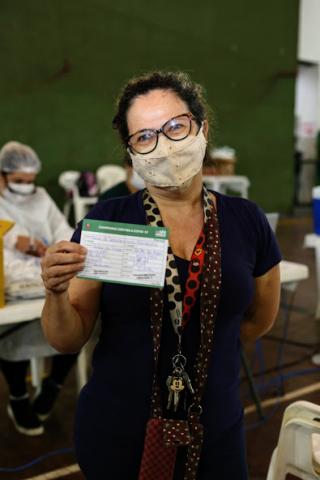 vacinada mostra cartão #paratodosverem