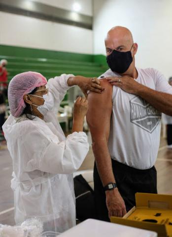 homem é vacinado no braço #paratodosverem