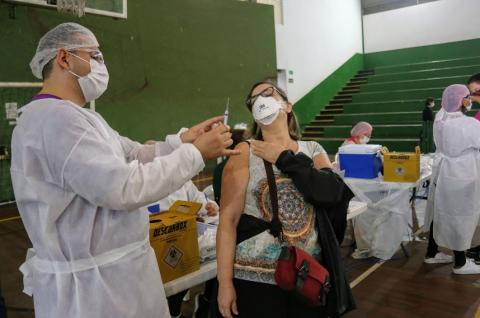 mulher é vacinada no  braço #paratodosverem