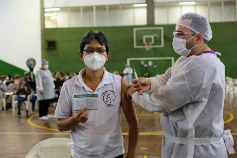 homem é vacinado no braço #paratodosverem