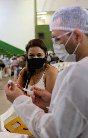 enfermeiro prepara vacina #paratodosverem