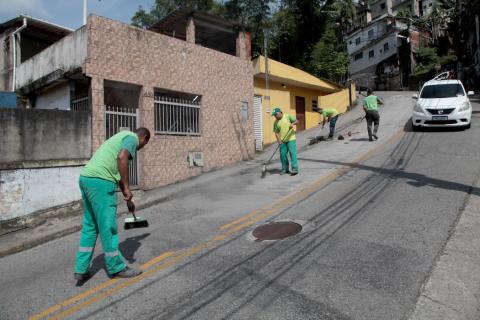 trabalhadores limpam via do morro #paratodosverem