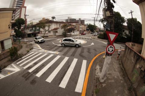 Carro circula por rotatória #paratodosverem