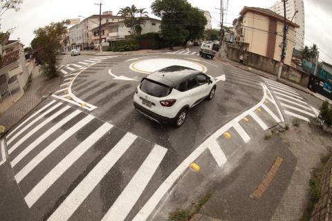 Carro circula por rotatória #paratodosverem