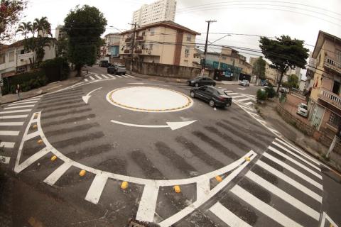 Carro circula por rotatória #paratodosverem