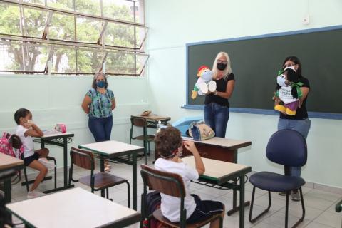 duas professoras apresentam fantoches a alunos em sala #paratodosverem 